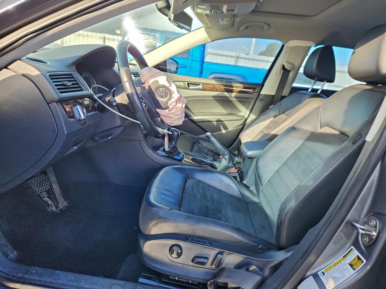 Volkswagen Passat Sel Image 3