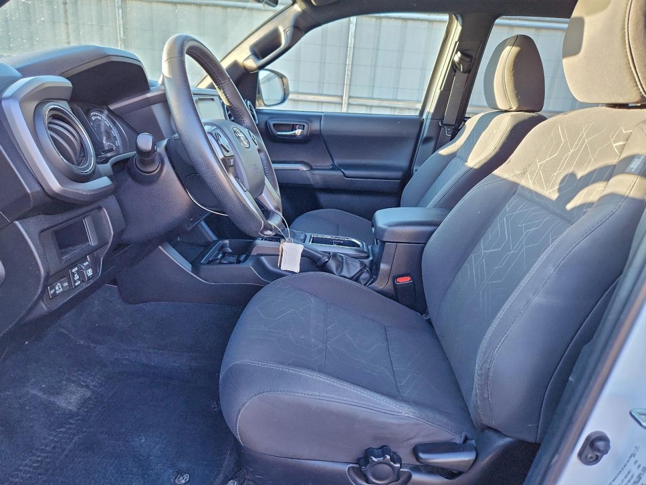 Toyota Tacoma Double Cab Image 3