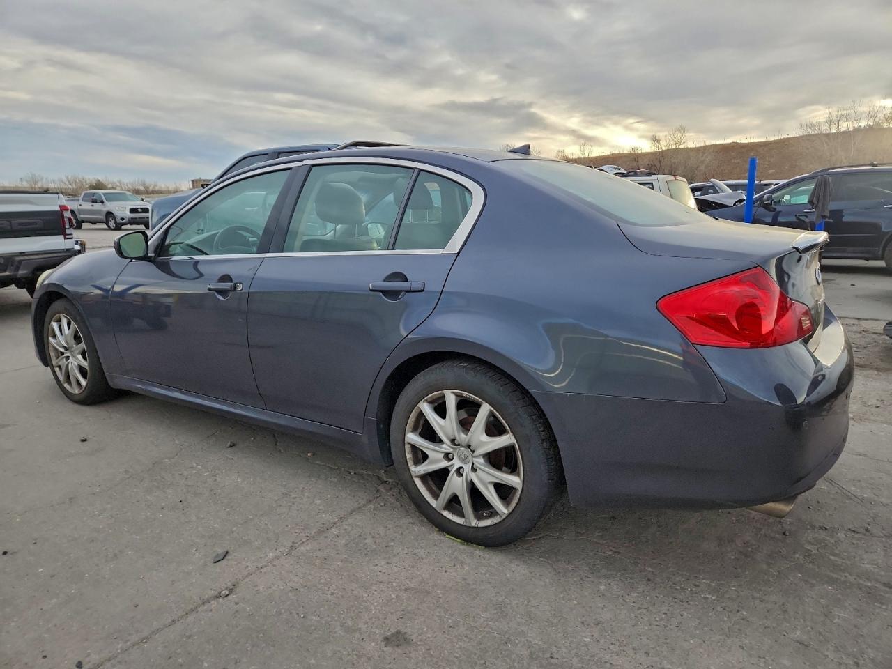 INFINITI G37 Image 2