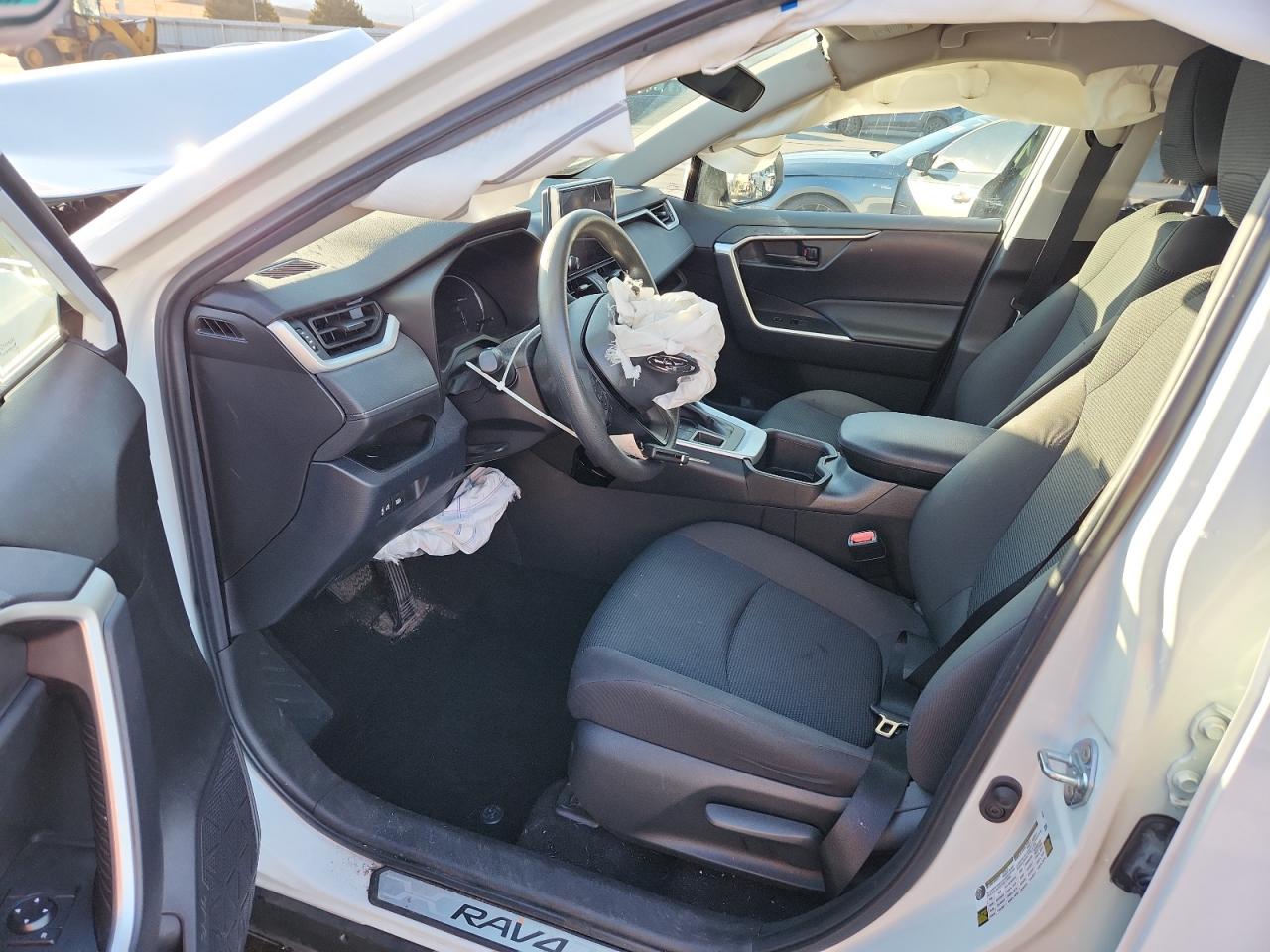 Toyota RAV4 Le Image 7