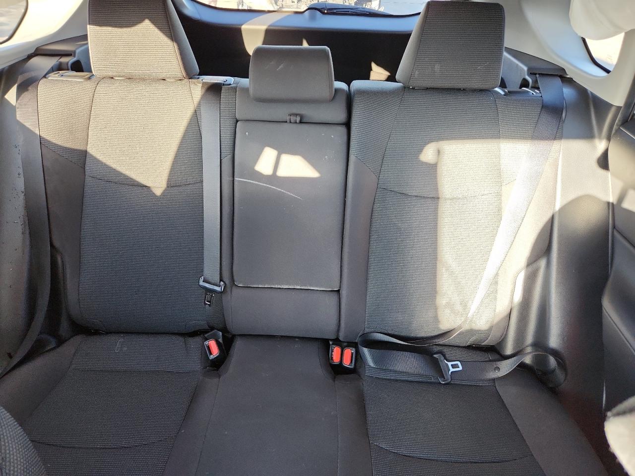 Toyota RAV4 Le Image 10