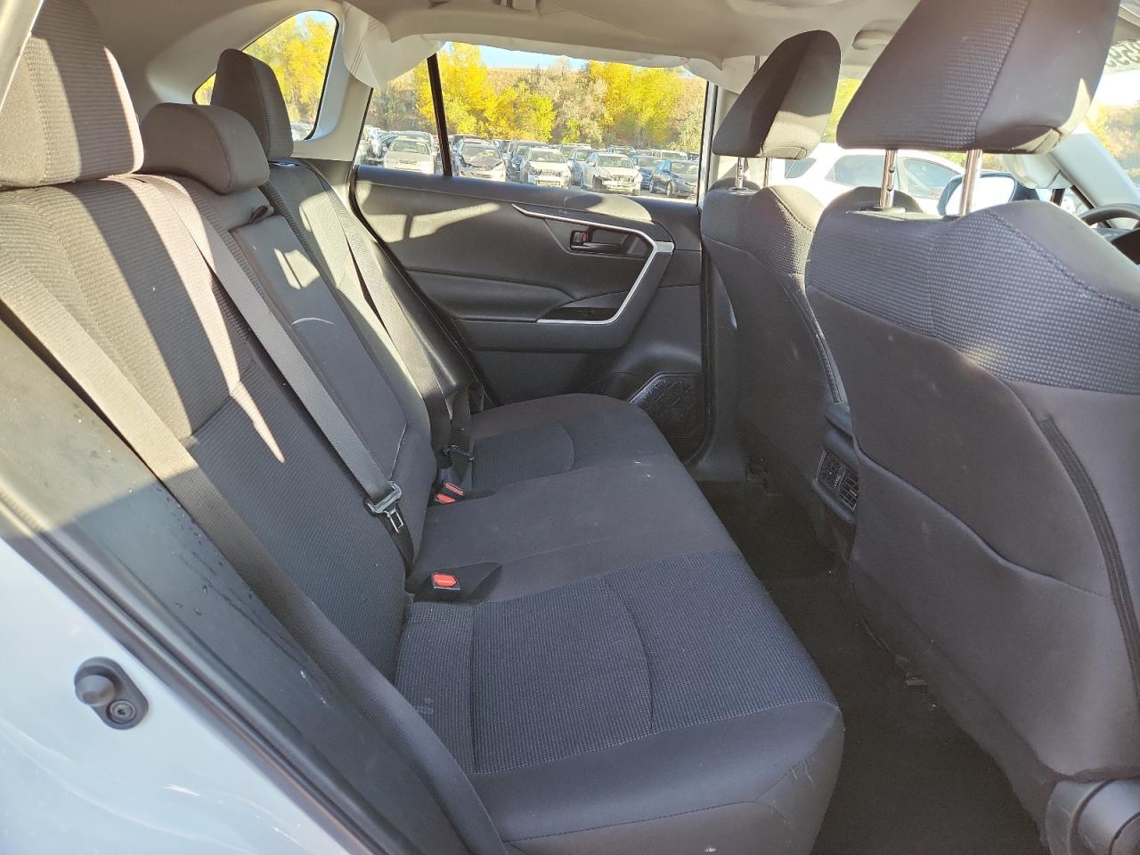 Toyota RAV4 Le Image 2