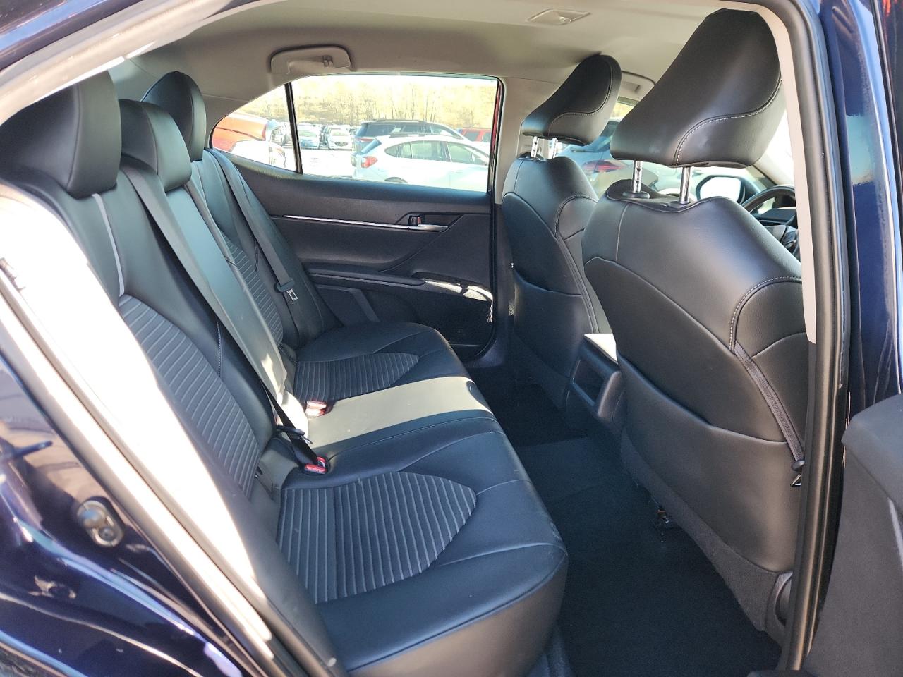 Toyota Camry Se Image 8