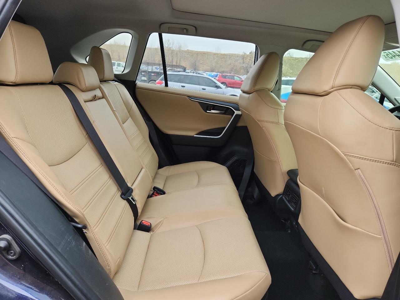 Toyota RAV4 Limited Image 9