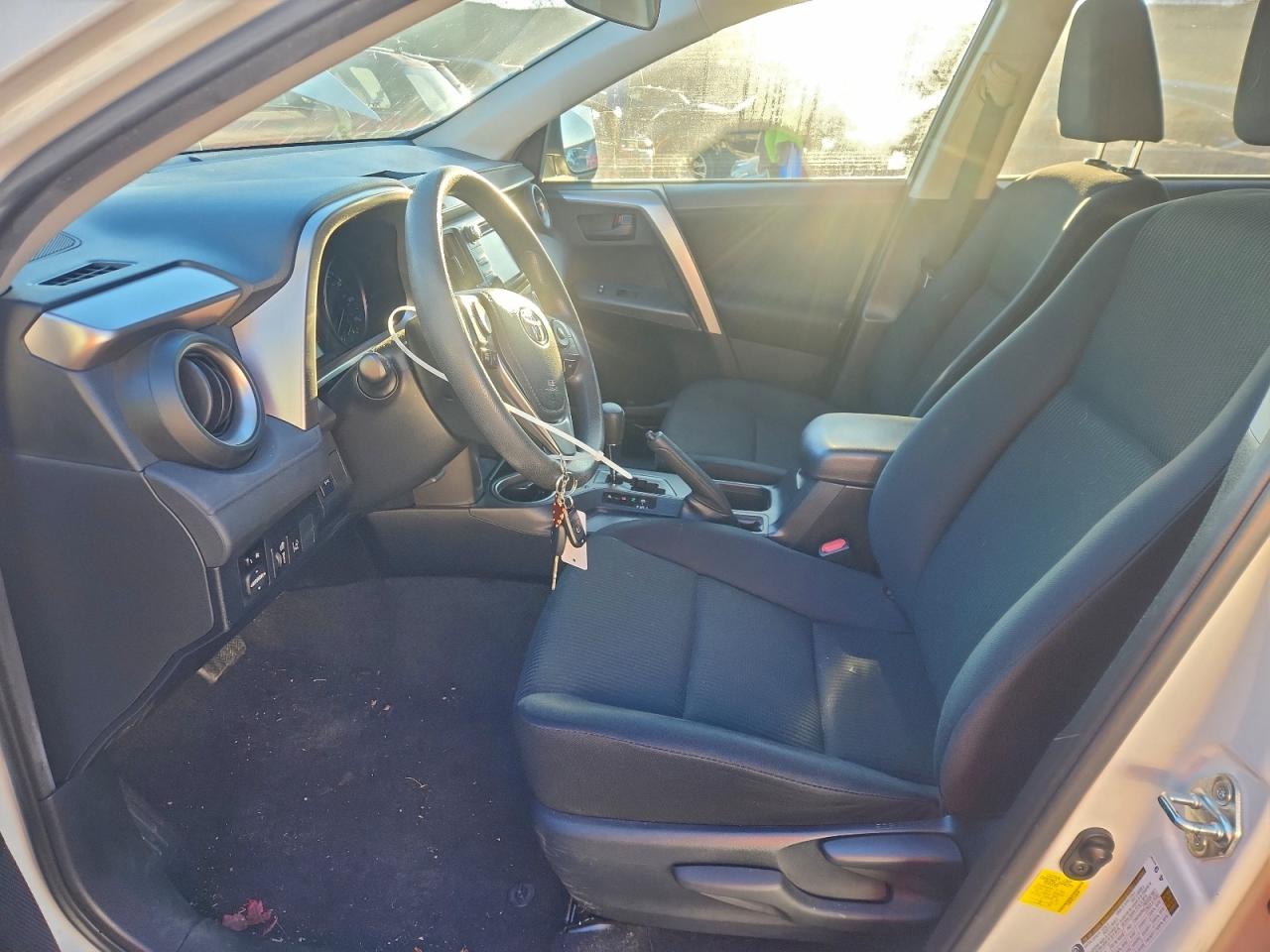 Toyota RAV4 Le Image 11