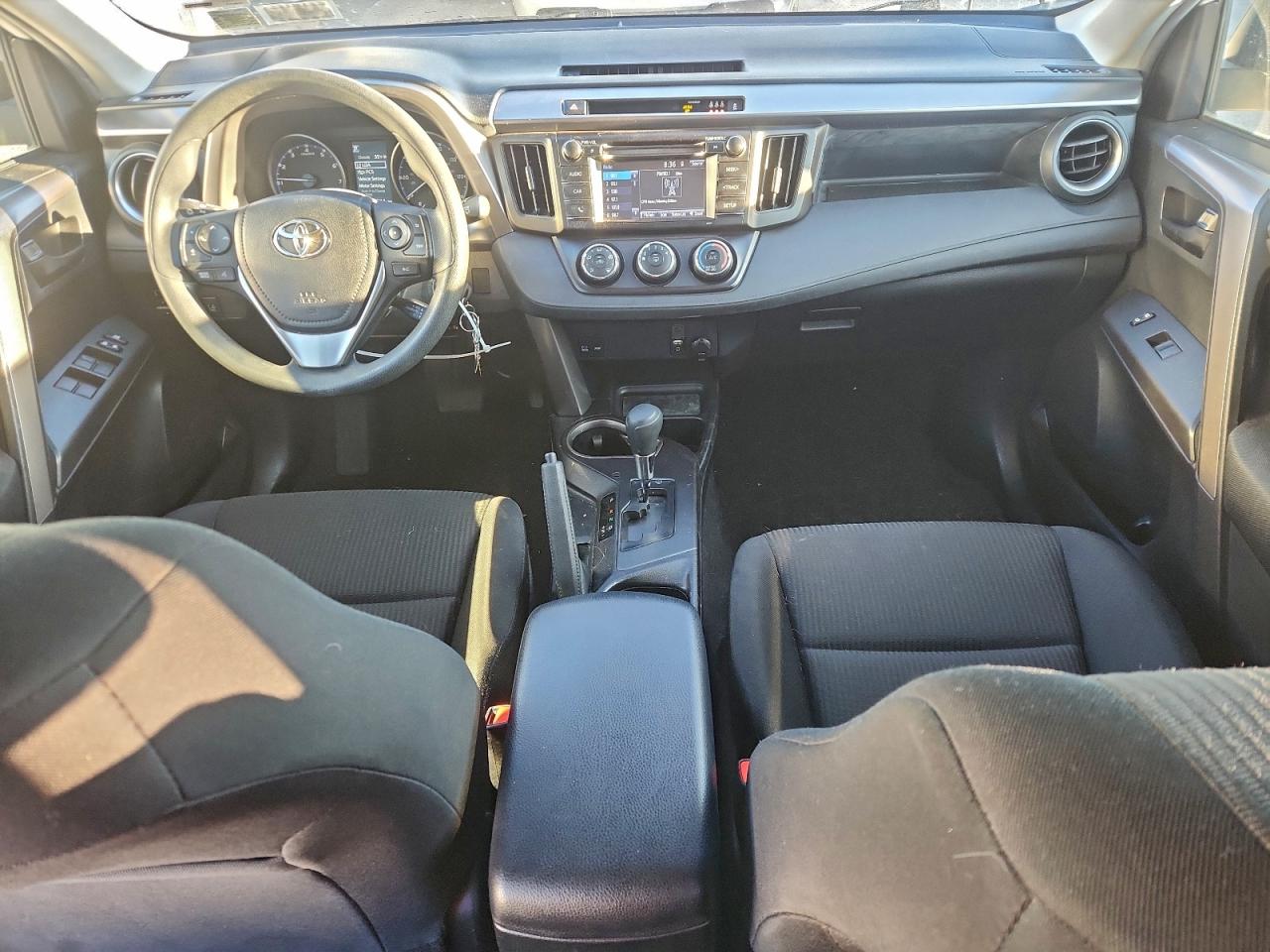 Toyota RAV4 Le Image 8