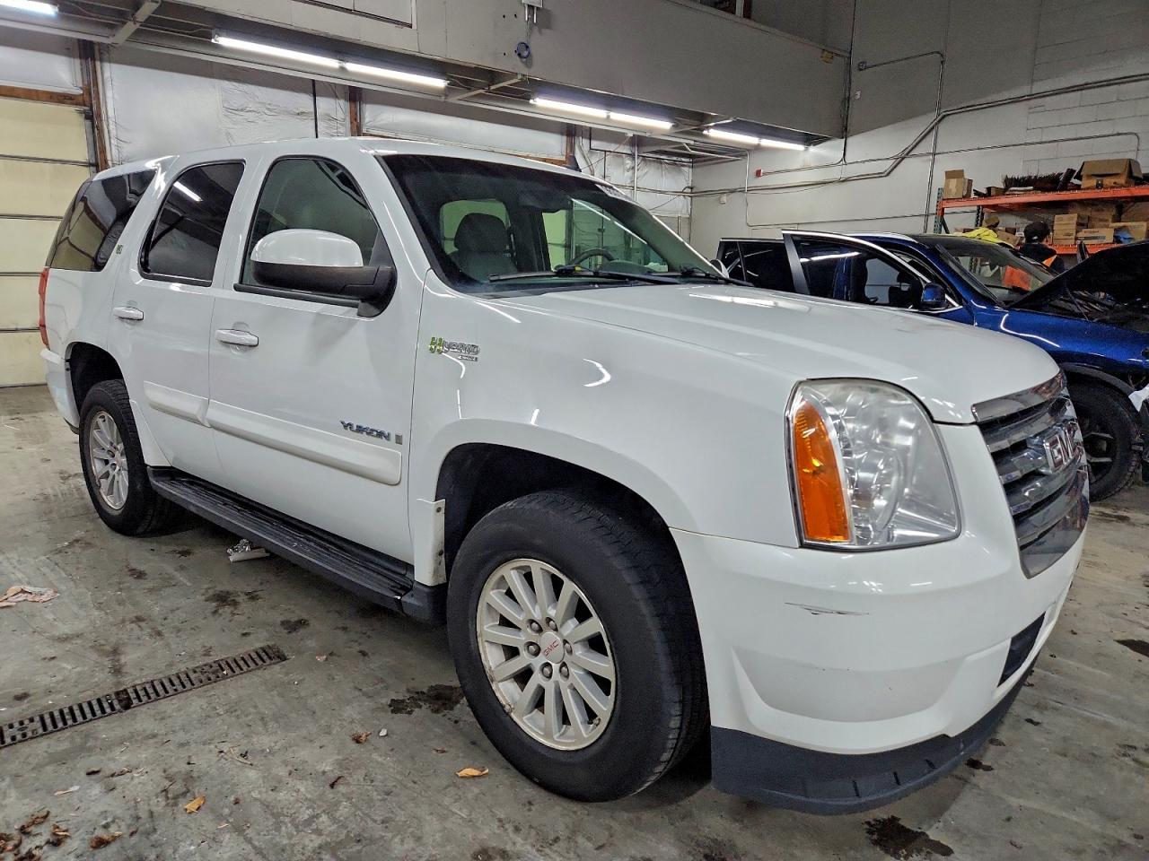 GMC Yukon Hybrid Image 6