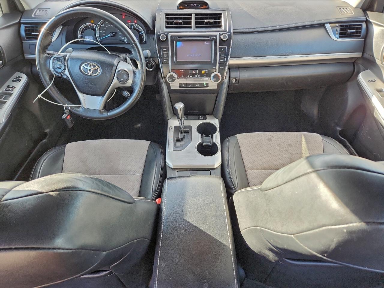 Toyota Camry Se Image 8