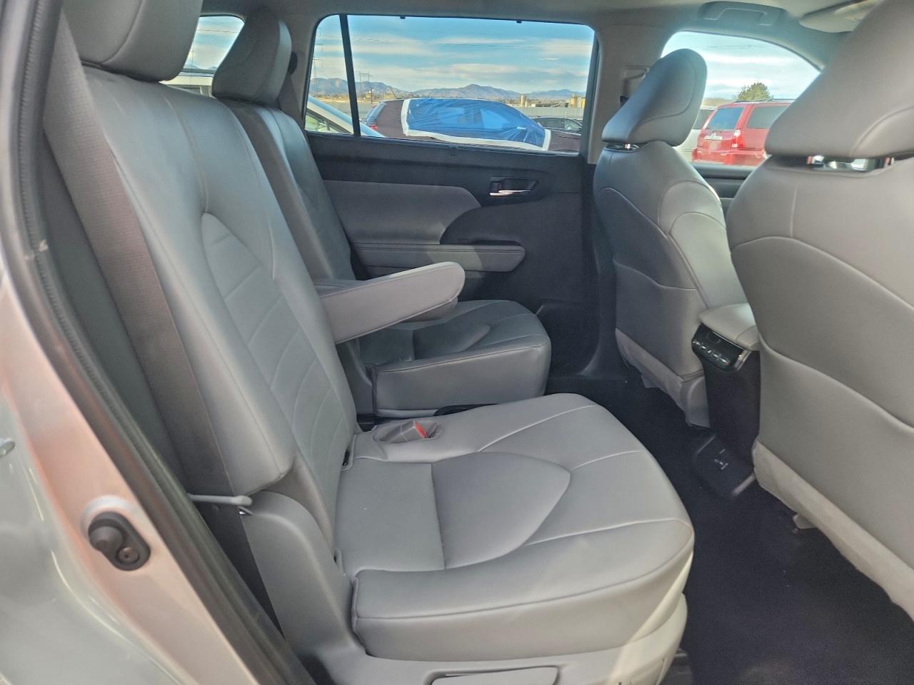 Toyota Highlander Hybrid Xle Image 2