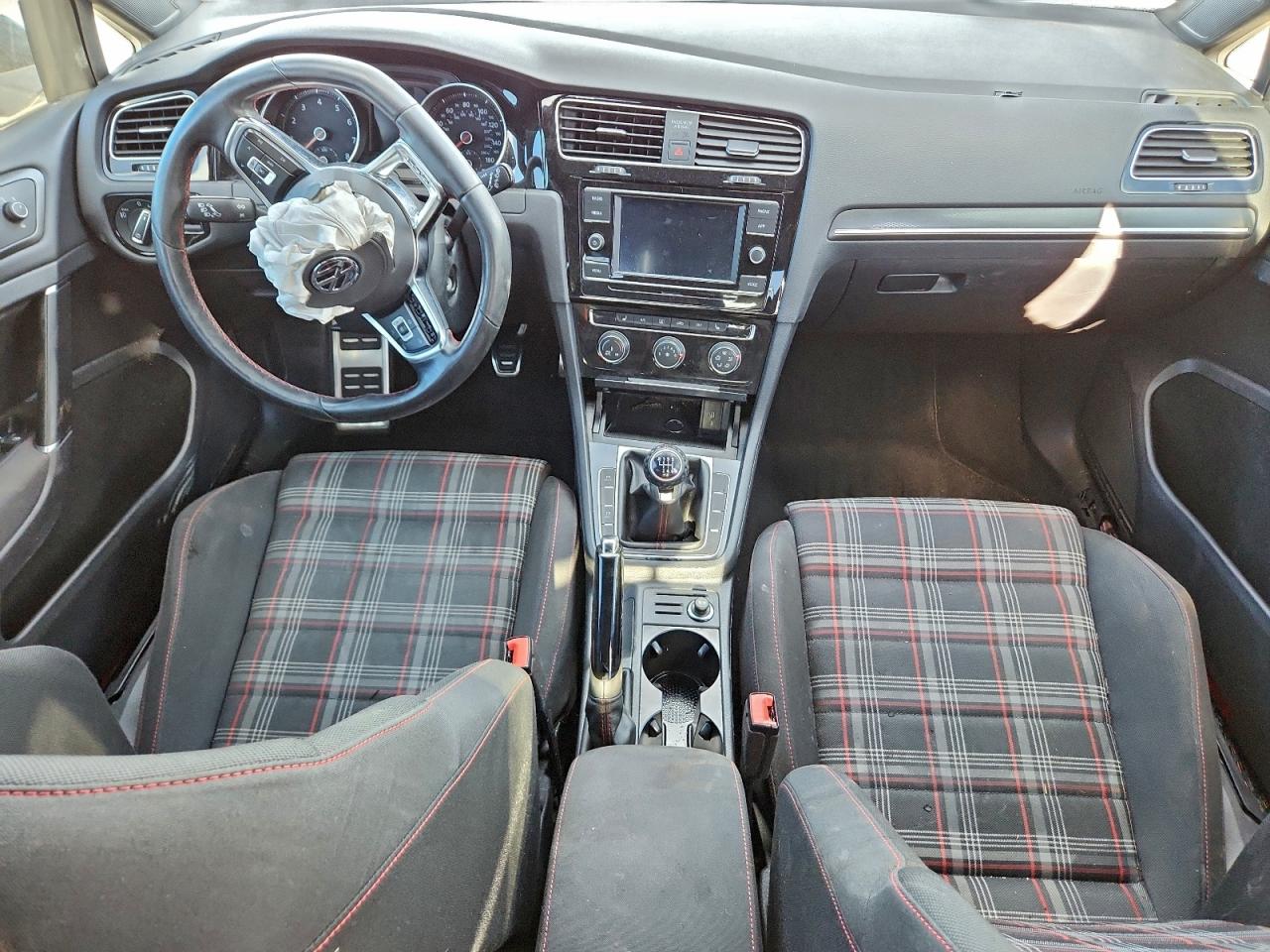 Volkswagen GTI S Image 9