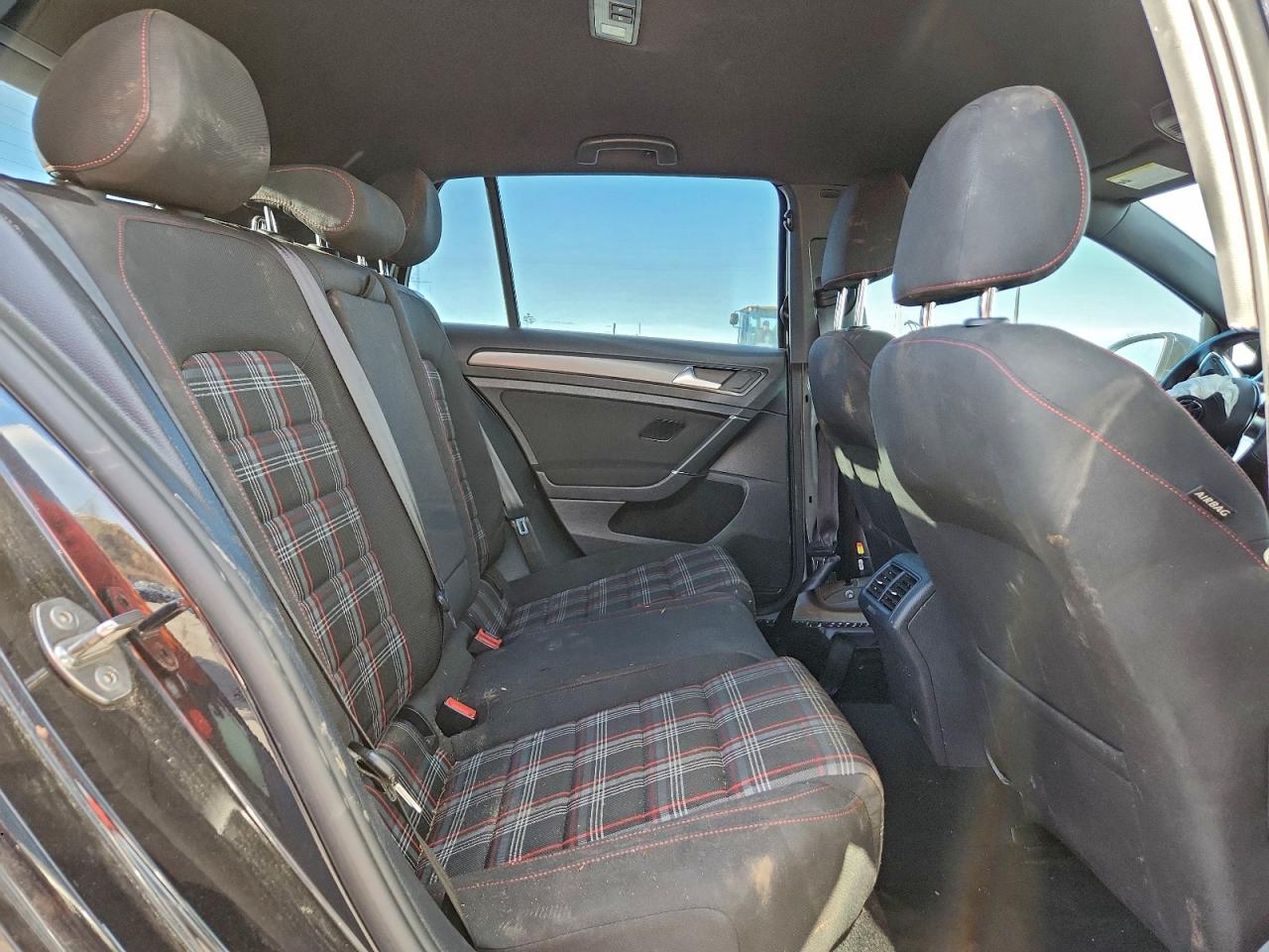 Volkswagen GTI S Image 11