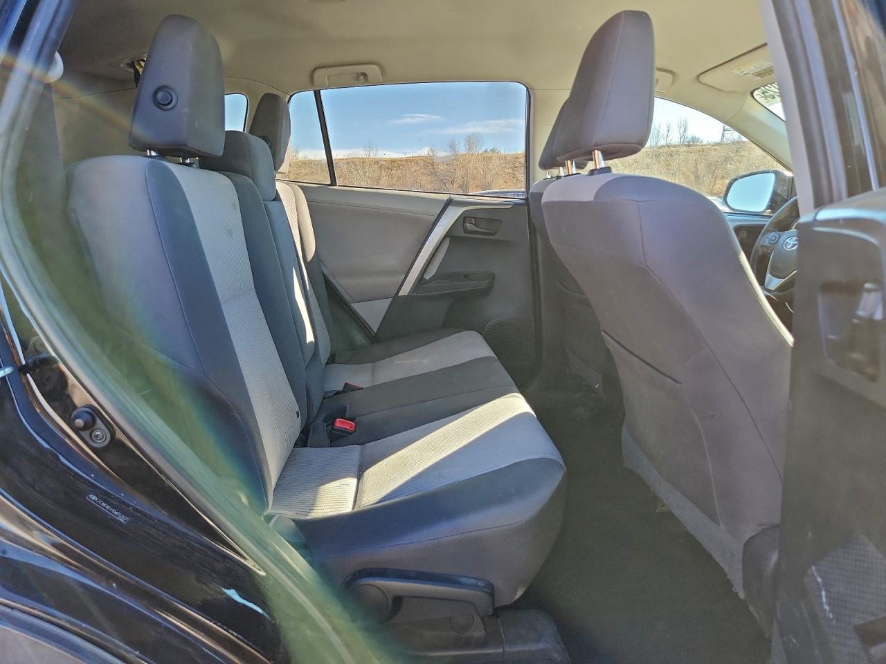 Toyota RAV4 Le Image 10