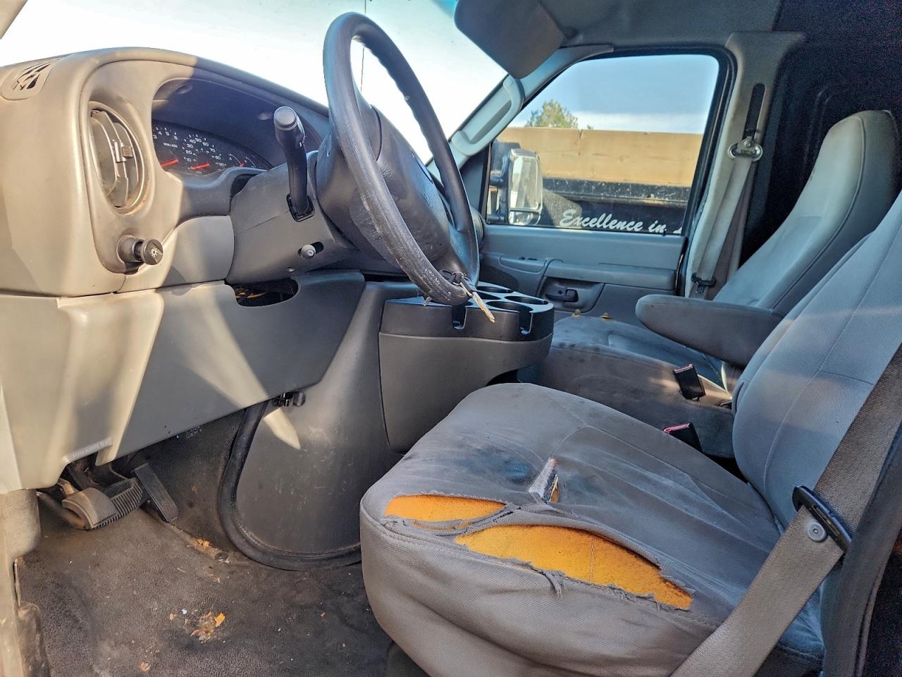 Ford Econoline E250 Van Image 3