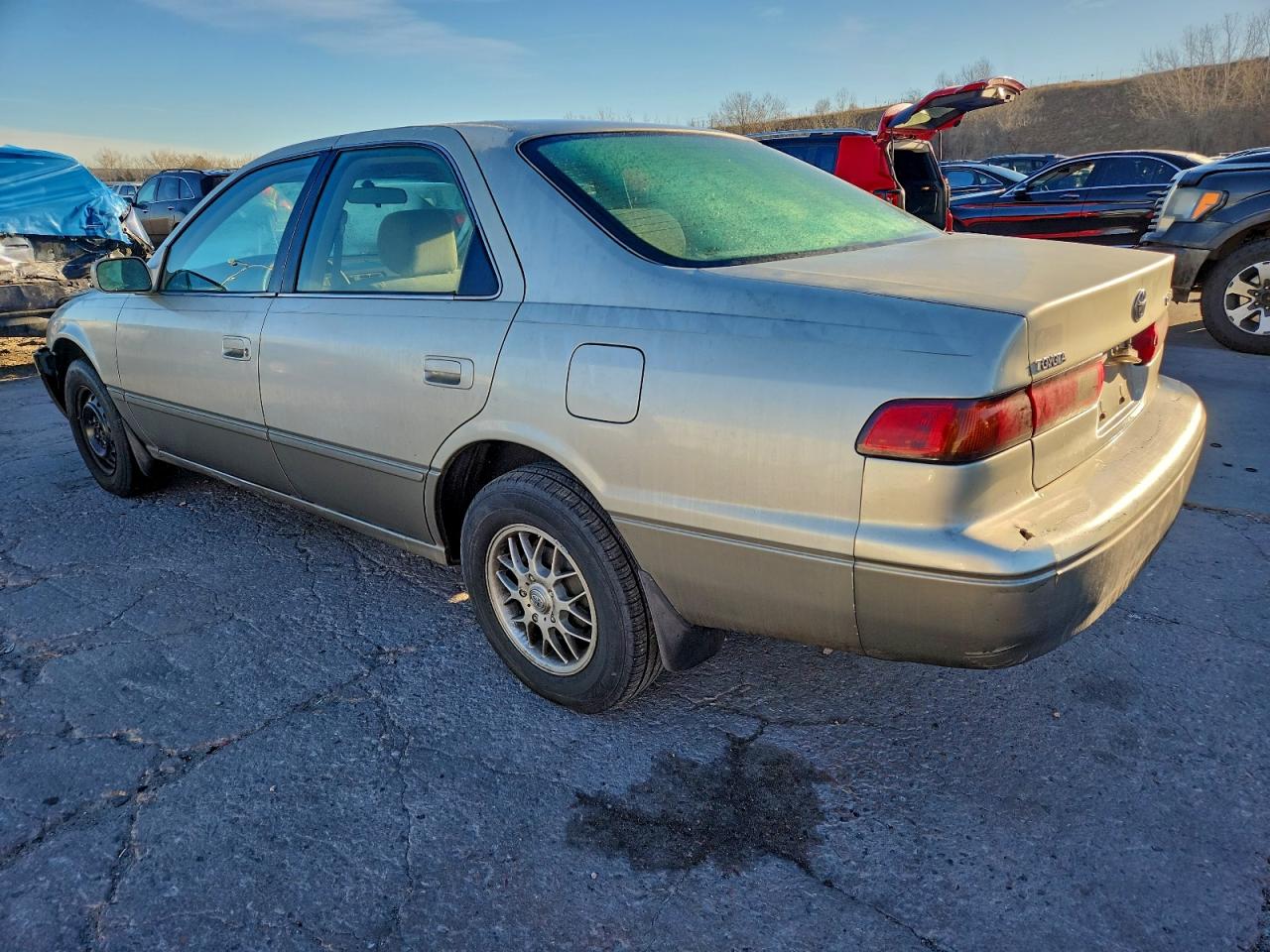 Toyota Camry Le Image 5