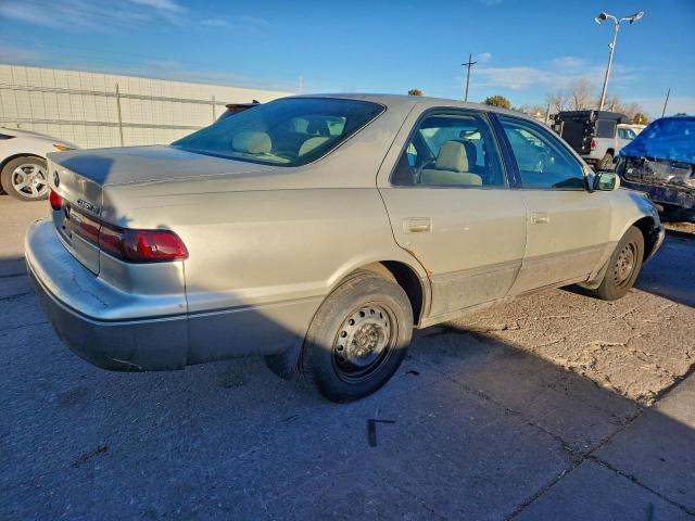 Toyota Camry Le Image 2