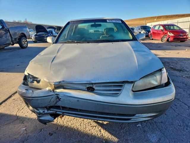 Toyota Camry Le Image 3