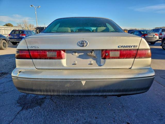 Toyota Camry Le Image 9