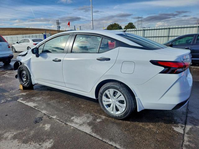 Nissan Versa S Image 2
