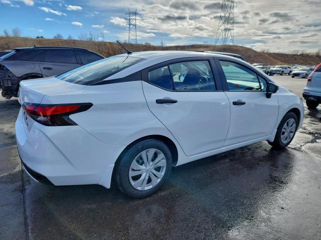 Nissan Versa S Image 3