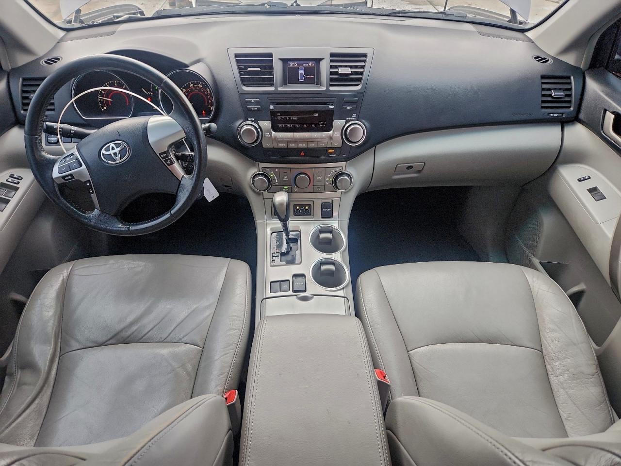 Toyota Highlander Base Image 13