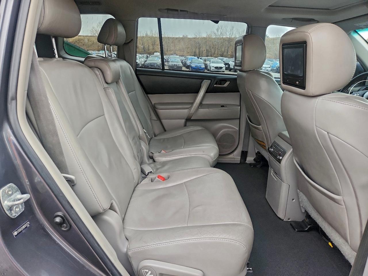 Toyota Highlander Base Image 9