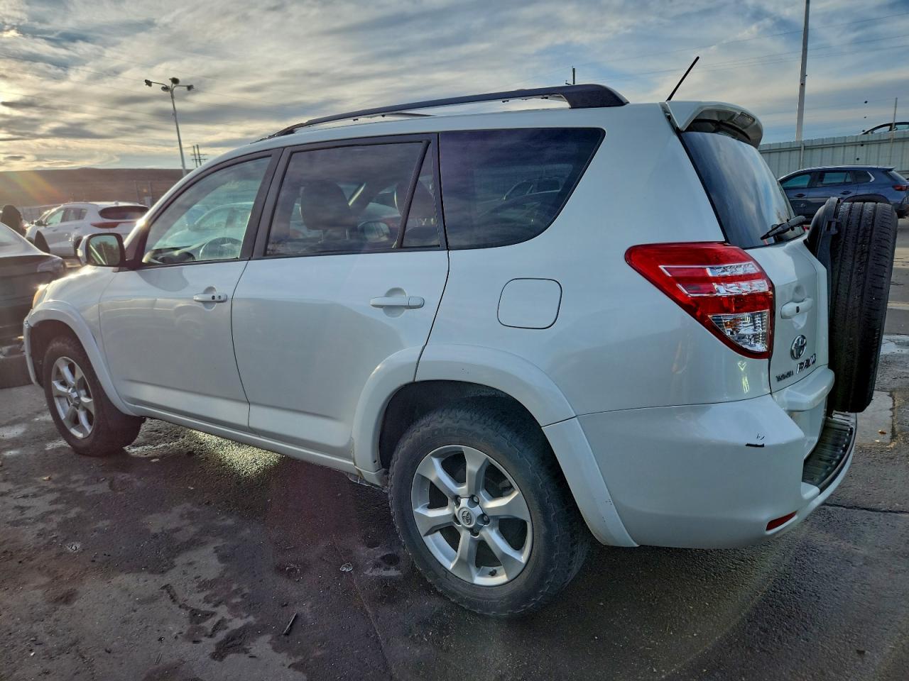 Toyota RAV4 Limited Image 9