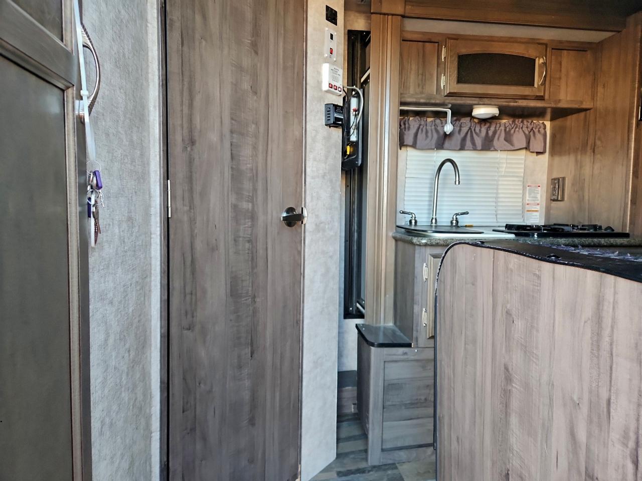 Winnebago Trailer Image 4