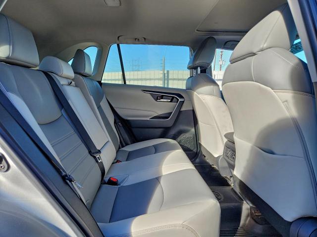 Toyota RAV4 Xle Premium Image 10