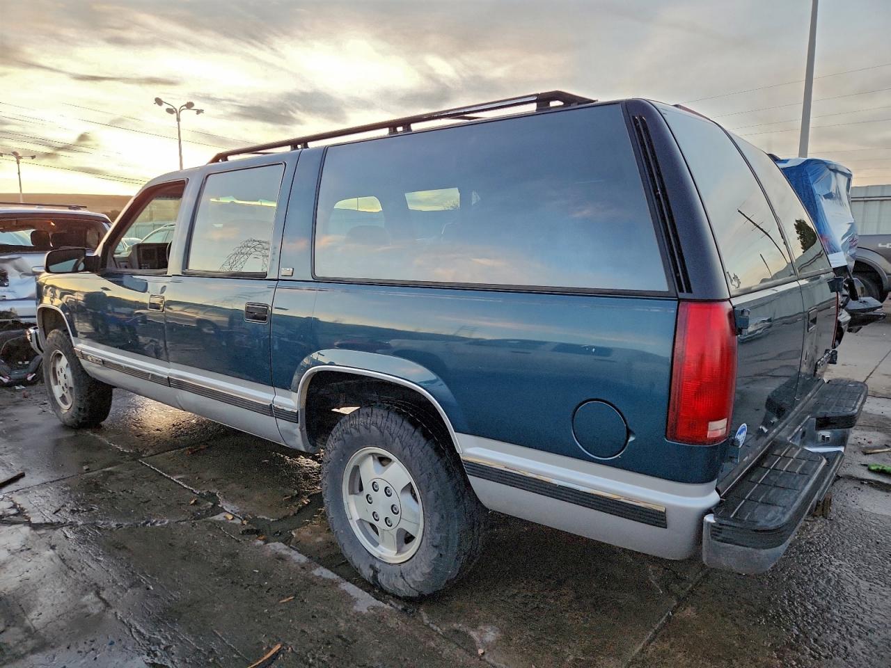Chevrolet Suburban K1500 Image 12