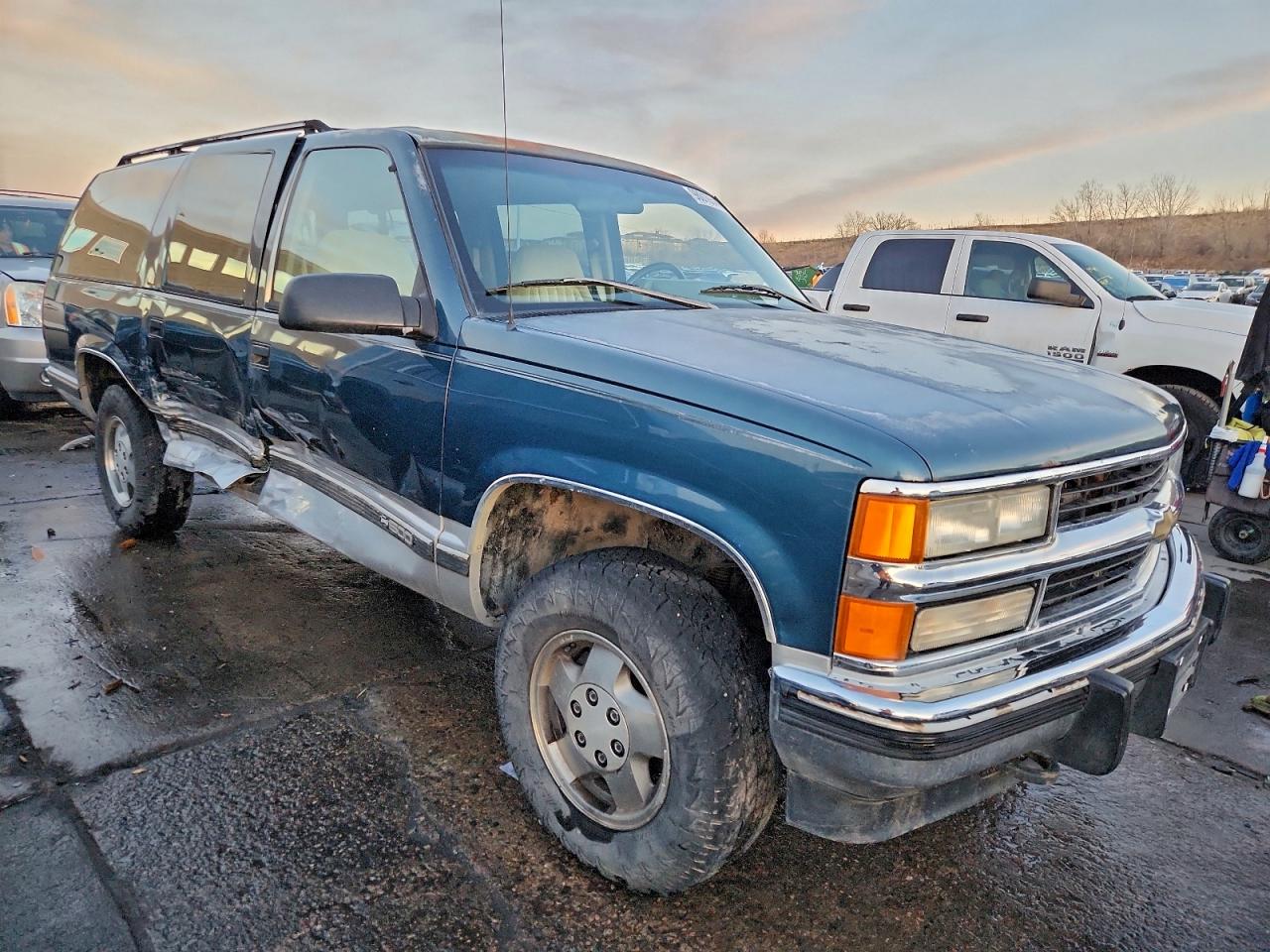 Chevrolet Suburban K1500 Image 2