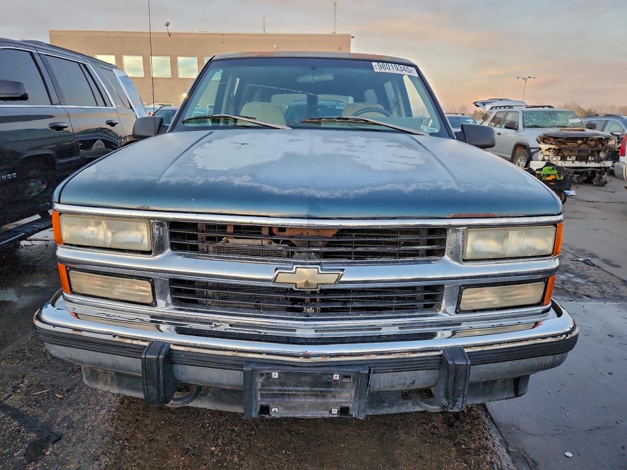 Chevrolet Suburban K1500 Image 3