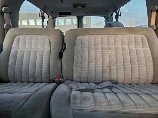 Chevrolet Suburban K1500 Image 8