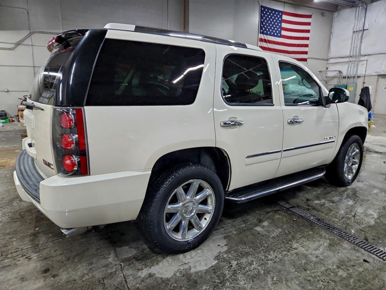 GMC Yukon Denali Image 3