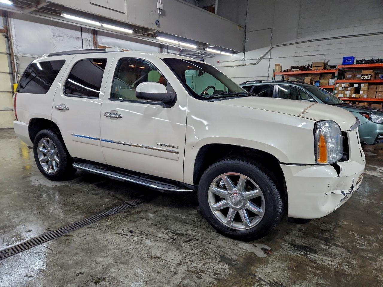 GMC Yukon Denali Image 13