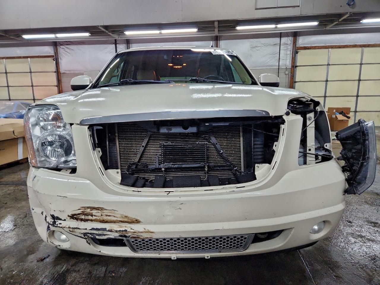 GMC Yukon Denali Image 4