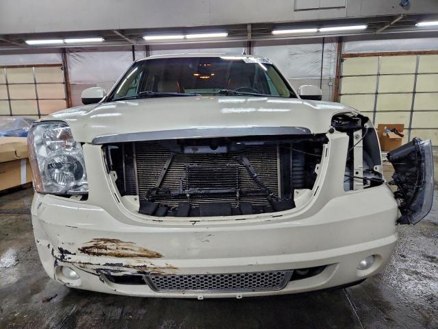 GMC Yukon Denali Image 4