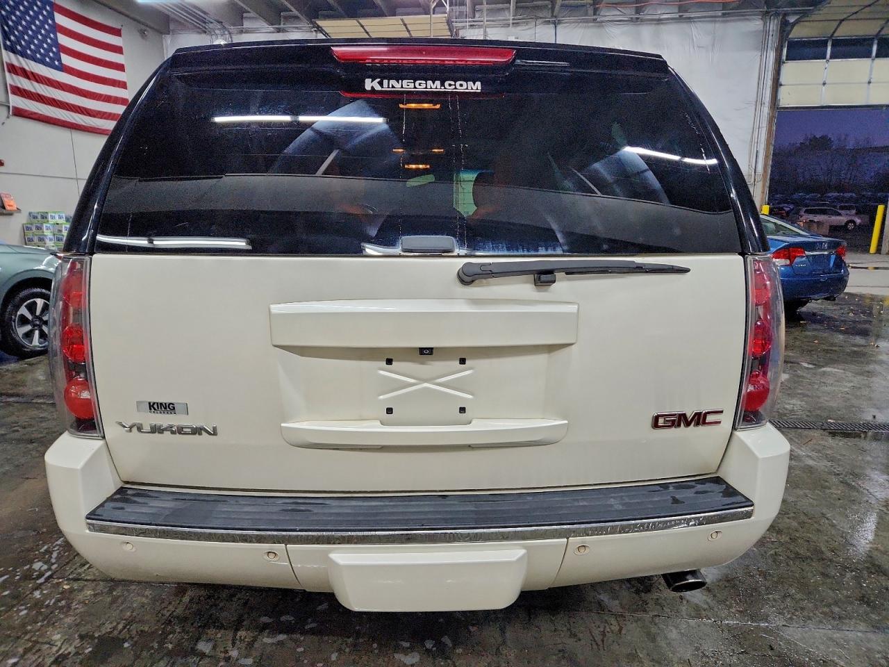 GMC Yukon Denali Image 10