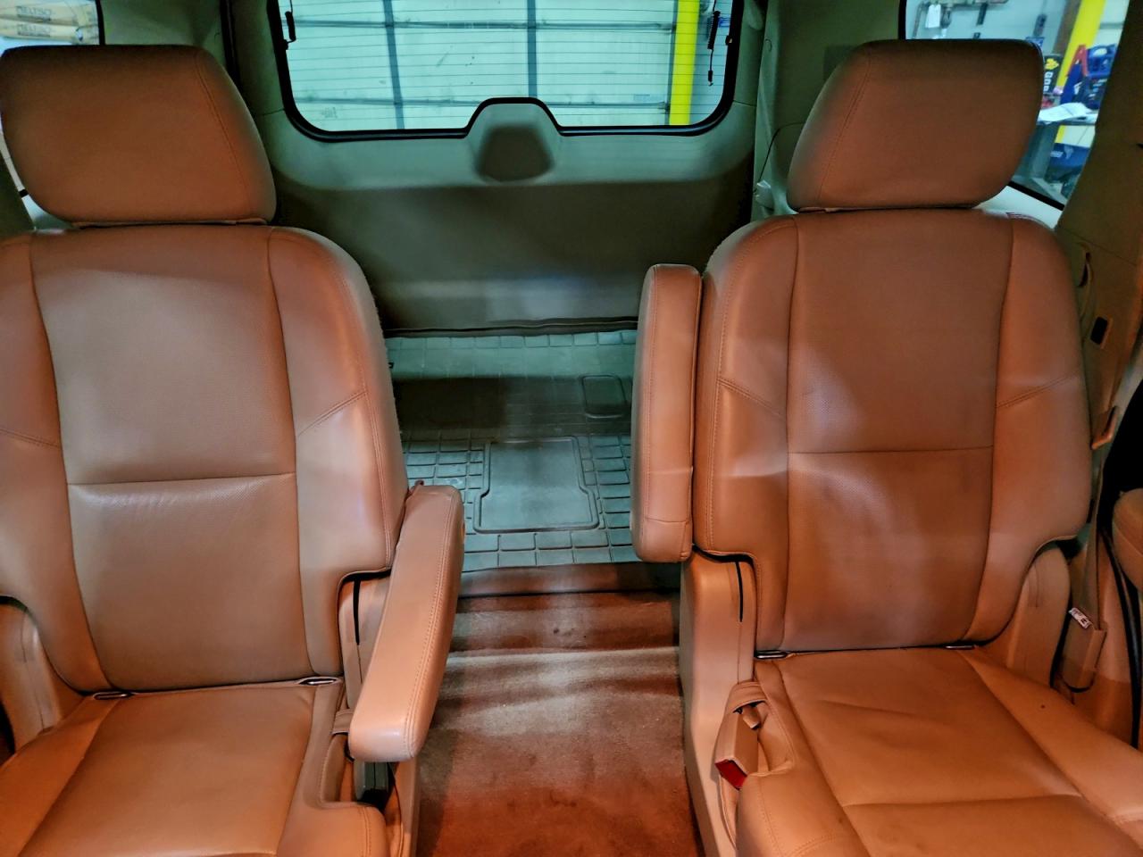 GMC Yukon Denali Image 6