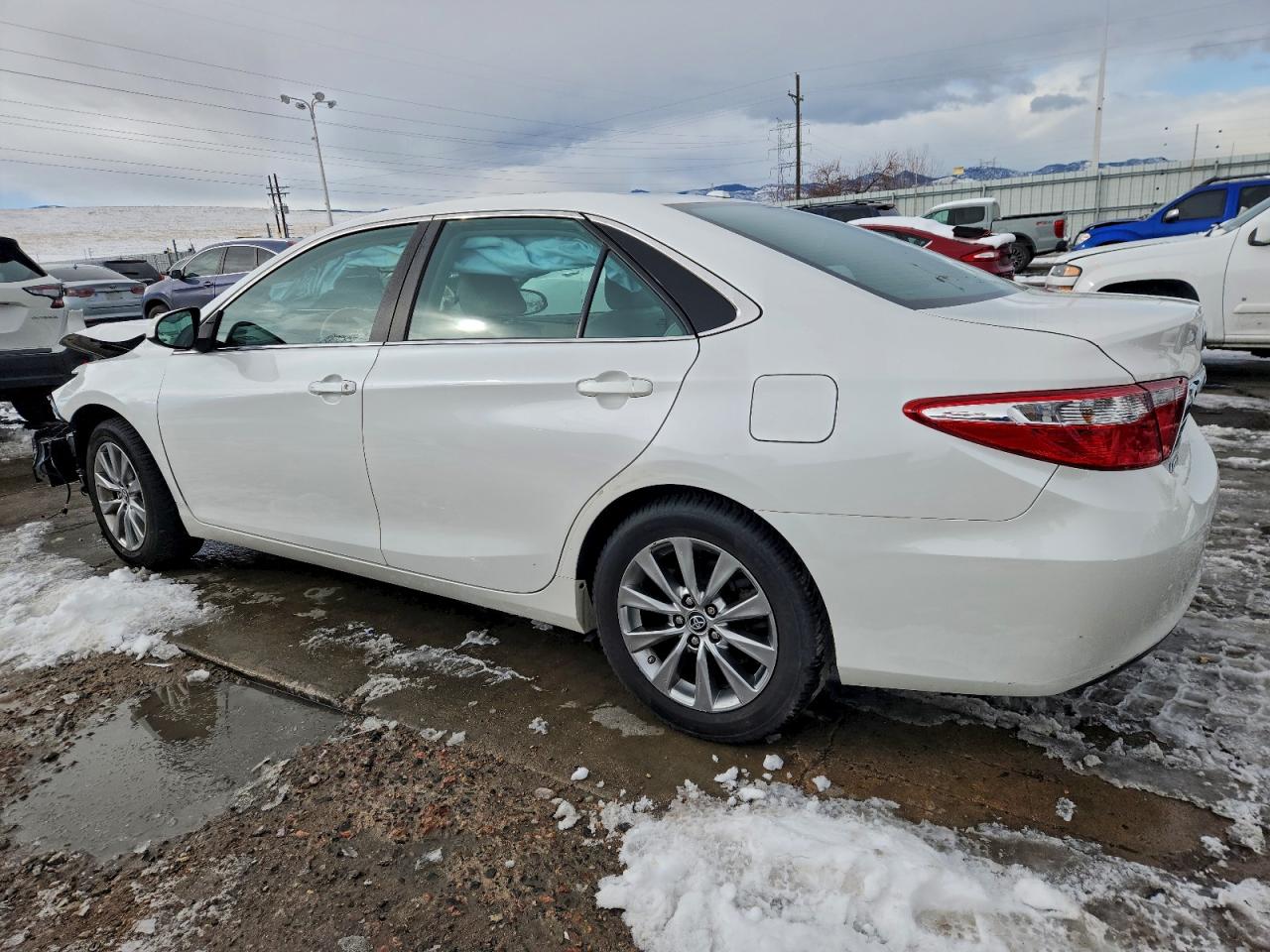 Toyota Camry Le Image 8