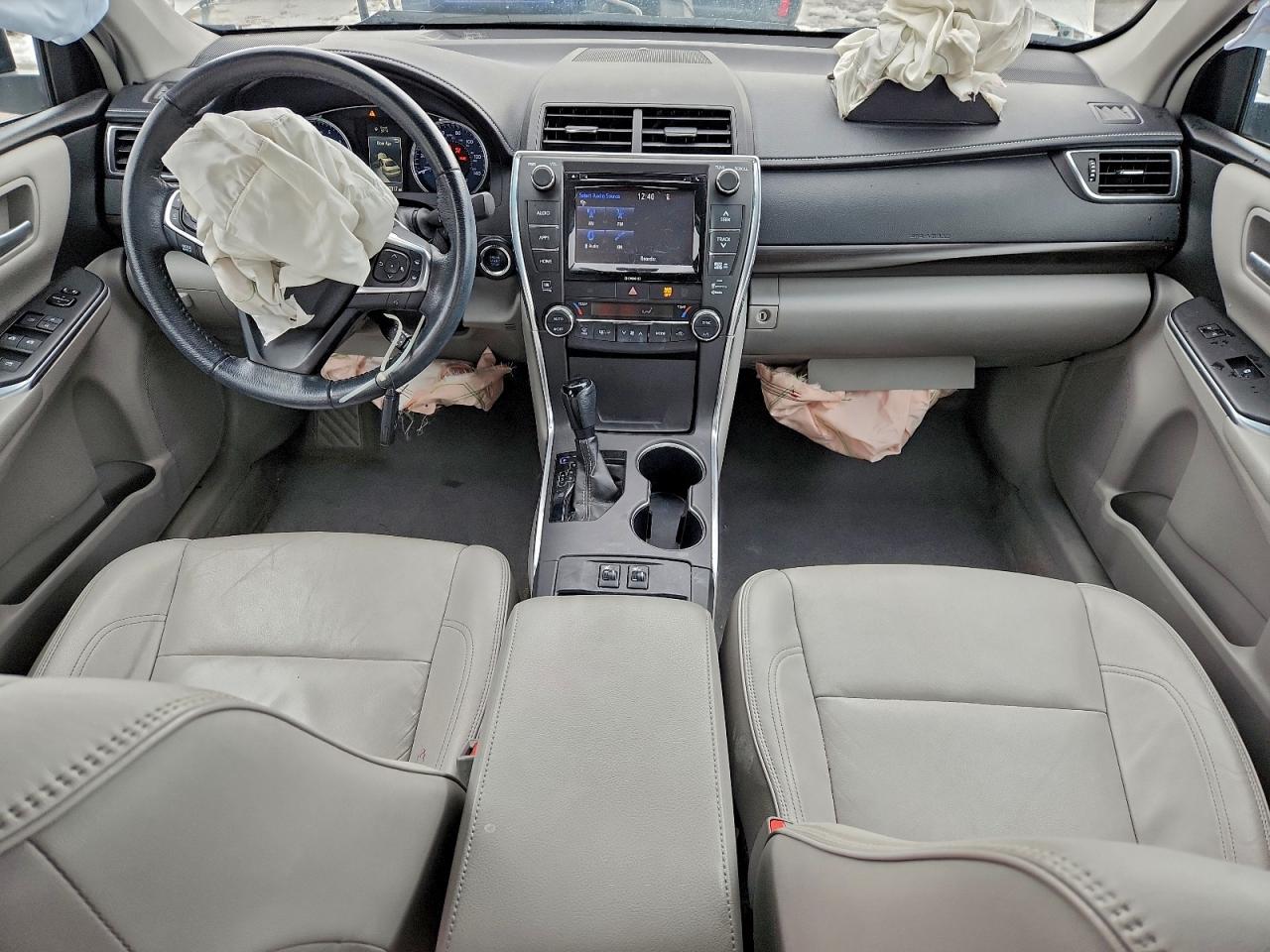 Toyota Camry Le Image 12