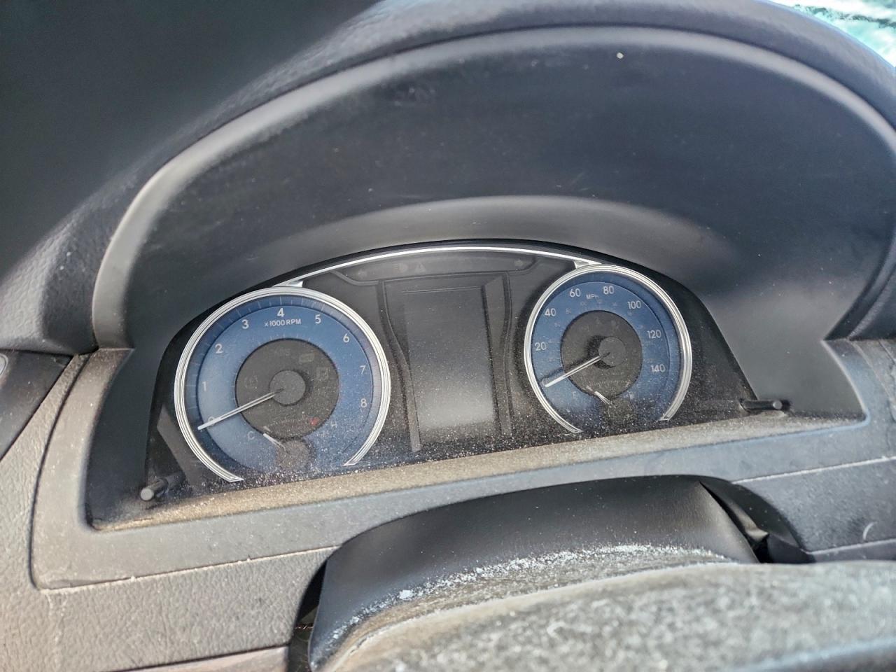 Toyota Camry Le Image 6