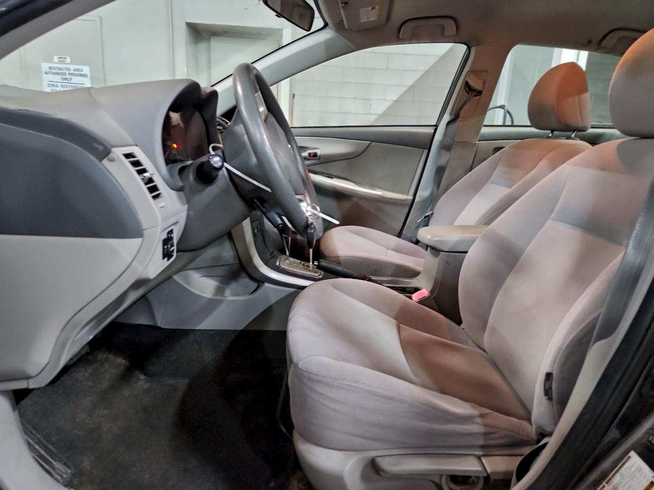 Toyota Corolla Base Image 3