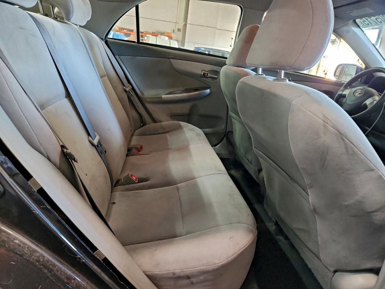 Toyota Corolla Base Image 11