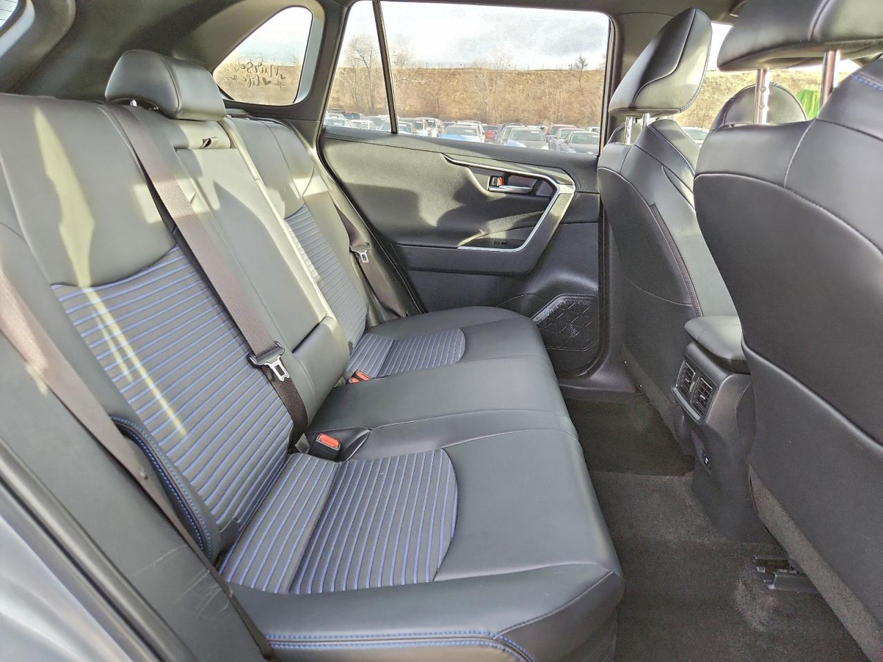 Toyota RAV4 Xse Image 9