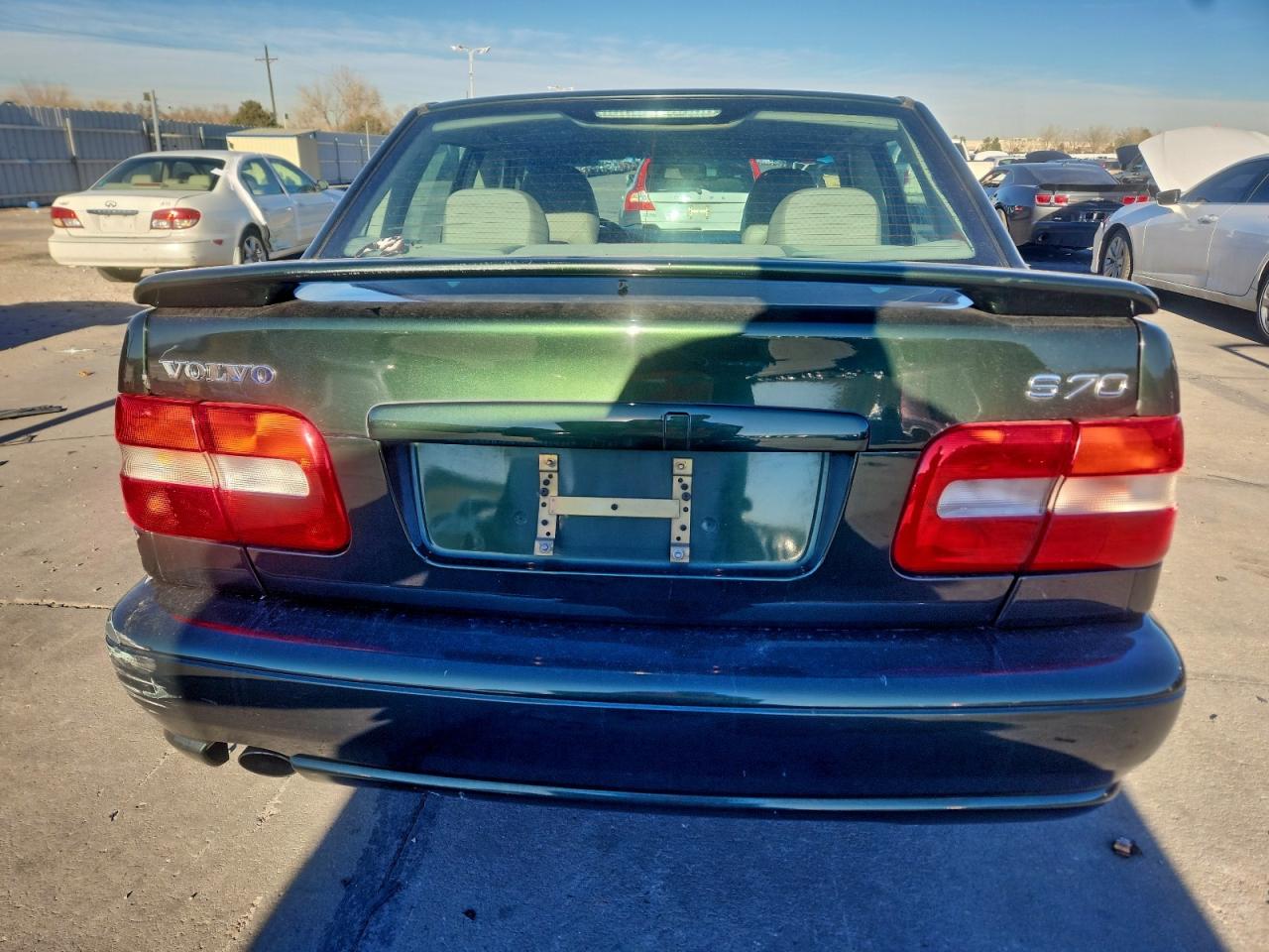 Volvo S70 Base Image 8