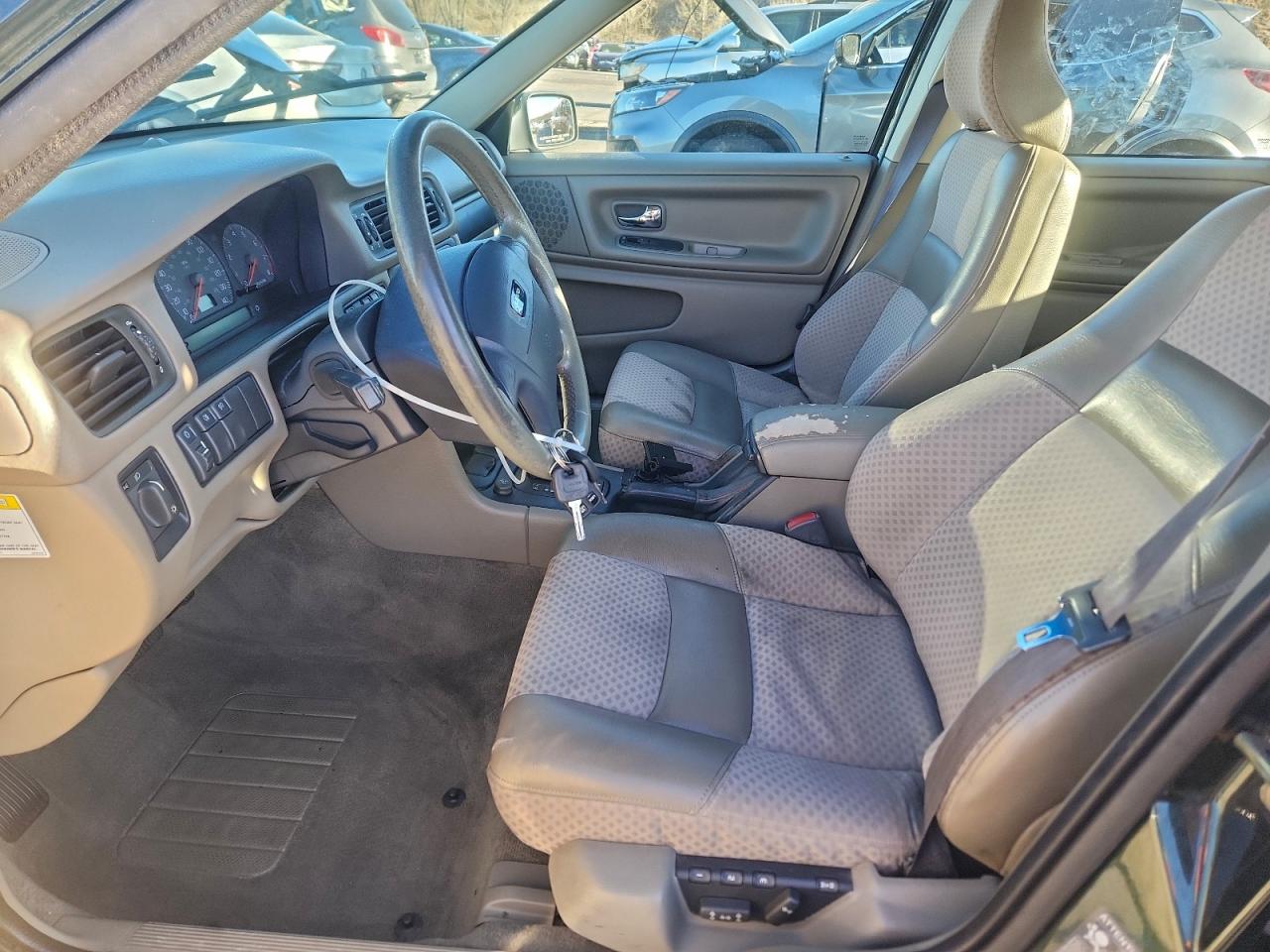 Volvo S70 Base Image 7