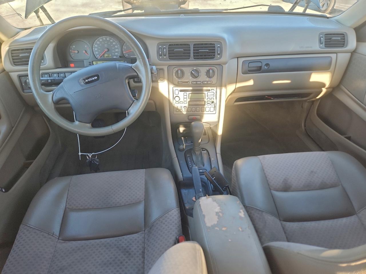 Volvo S70 Base Image 11