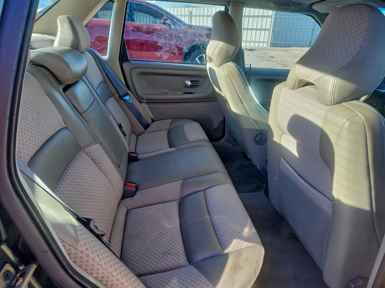 Volvo S70 Base Image 4