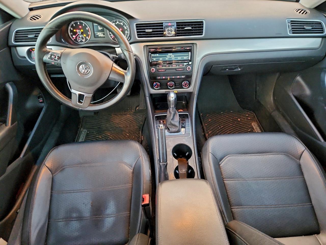 Volkswagen Passat S Image 8