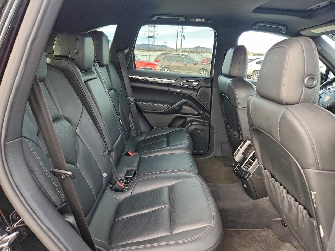 Porsche Cayenne Image 13